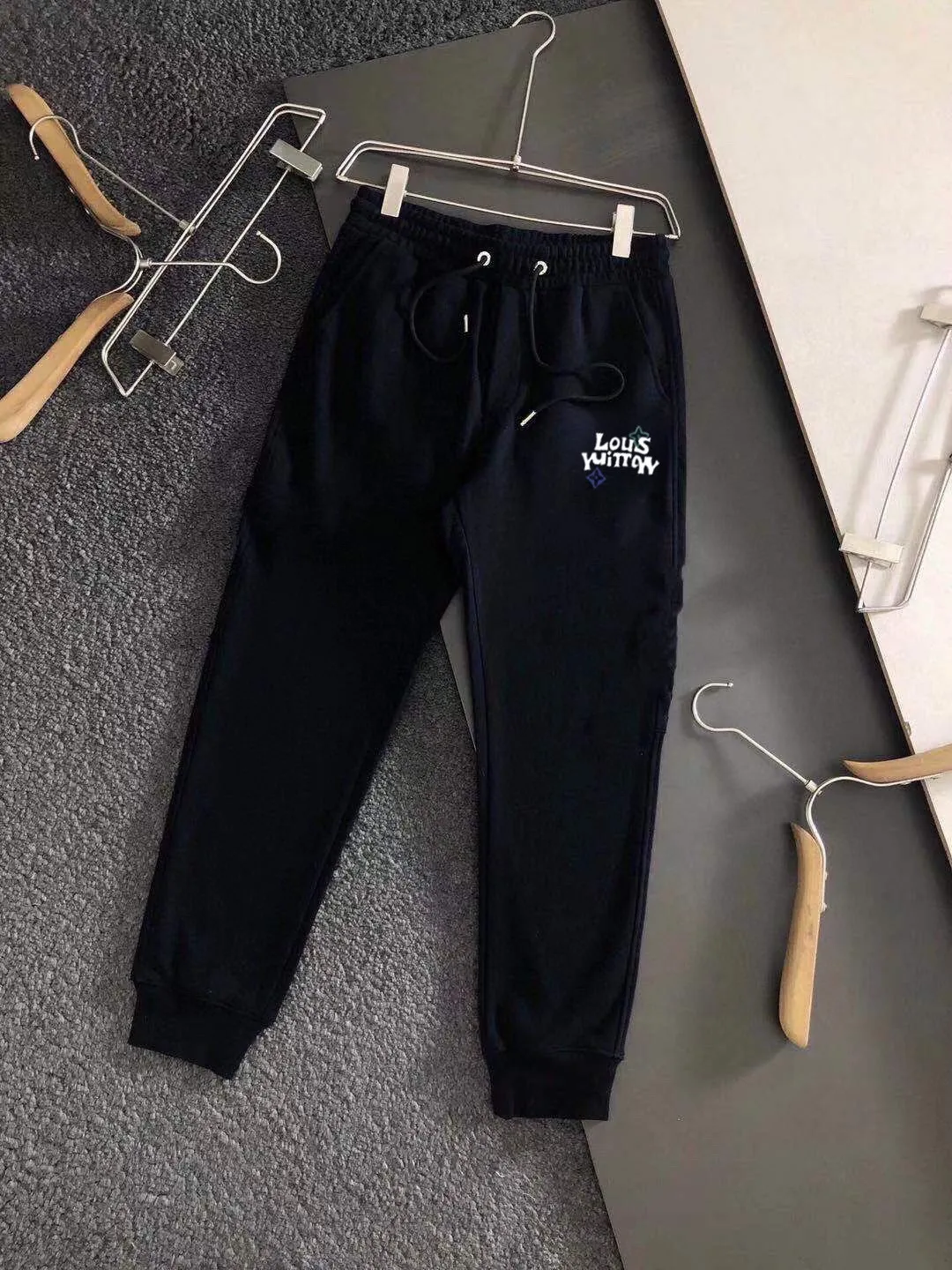 🅿️420 [LV Louis Vuitton] (Fat Man Gospel) hot-selling suit is coming. Focus on the original version of the official website. 2025 new hot-selling cardigan sweater suit. The original order is the best. 🇭🇰The meticulous work of top designers is dedicated to a fitting and perfect upper body effect. All-natural high-quality Roman cotton 100%, close-fitting comfort, noble and elegant! Original hardware embodies elegance and nobility! Counter size: M-5XL (maximum wear up to 220 pounds)